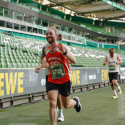 13.09.2026 - 21. swb-Marathon Bremen Michael Burmester http://msf.ph/oto/10446646 13.09.2026 12:46:39 Laufen im Stadion 195, 474, 508, 538, 567, 604, 621, 697, 788, 868, 1017, 1034, 1181, 1241, 1277, 1554, 1863, 2021, 2084, 2087, 2297, 2538, 2646, 2809, 2889, 3118, 3196, 3284, 3297, 3424, 3520, 4025, 4110, 4157, 4236, 4239, 4729, 4777, 4808, 5024, 5092, 5238, 5283, 5674, 5719, 5725, 5976, 6053, 6686, 6815, 6918, 7102, 7336, 7478, 7814, 7871, 8054, 8060, 8096, 8319, 8325, 8331, 8334, 8670, 8701, 8756, 8936, 8983, 9061, 9070, 9129, 9273, 9306, 9495, 9544, 9642, 9689, 9813, 9918, 13034, 439 meine-sportfotos.de