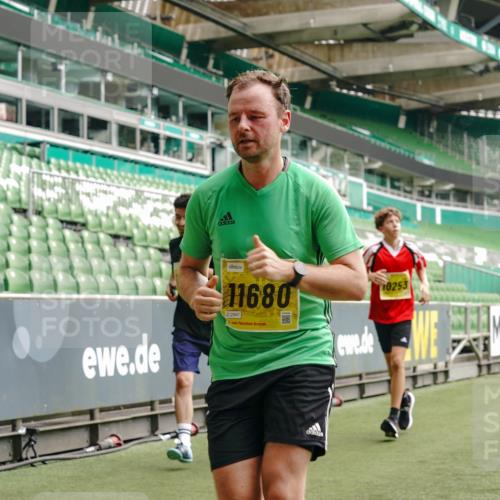 13.09.2026 - 21. swb-Marathon Bremen Michael Burmester http://msf.ph/oto/10448974 13.09.2026 10:30:32 Laufen im Stadion 10141, 10162, 10174, 10183, 10193, 10218, 10227, 10233, 10253, 10281, 10284, 10304, 10334, 10339, 10359, 10381, 10392, 10426, 10448, 10452, 10467, 10479, 10515, 10537, 10577, 10585, 10588, 10641, 10652, 10684, 10685, 10714, 10734, 10757, 10761, 10763, 10764, 10765, 10780, 10808, 10821, 10822, 10825, 10827, 10837, 10838, 10862, 10863, 10884, 10886, 10887, 10906, 10966, 10984, 11002, 11038, 11109, 11350, 11379 meine-sportfotos.de