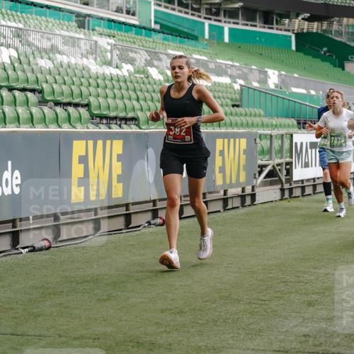 13.09.2026 - 21. swb-Marathon Bremen Michael Burmester http://msf.ph/oto/10449410 13.09.2026 12:48:24 Laufen im Stadion 382, 384, 524, 572, 621, 826, 889, 1349, 1554, 1723, 1872, 1925, 2266, 2287, 2538, 2605, 2646, 2844, 2956, 3043, 3110, 3118, 3127, 3197, 3242, 3276, 3284, 3297, 3424, 3466, 3520, 3794, 3910, 4025, 4082, 4239, 4614, 4712, 4729, 4732, 4808, 4898, 4992, 5424, 5517, 5648, 5725, 5803, 5976, 6025, 6058, 6692, 6708, 6784, 6951, 7064, 7102, 7399, 7538, 7636, 7803, 7871, 7876, 8060, 8611, 8621, 8706, 8877, 8973, 8980, 8981, 9010, 9035, 9061, 9429, 9689, 9918 meine-sportfotos.de