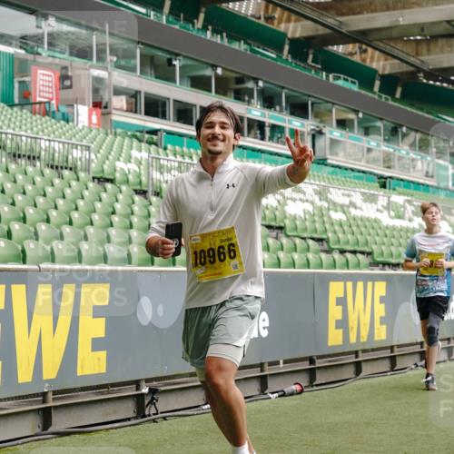 13.09.2026 - 21. swb-Marathon Bremen Michael Burmester http://msf.ph/oto/10449604 13.09.2026 10:30:44 Laufen im Stadion 10141, 10146, 10162, 10174, 10193, 10218, 10222, 10227, 10233, 10253, 10281, 10284, 10304, 10334, 10339, 10359, 10381, 10392, 10448, 10452, 10467, 10471, 10478, 10479, 10515, 10537, 10577, 10579, 10585, 10588, 10589, 10626, 10641, 10652, 10684, 10685, 10708, 10714, 10734, 10757, 10761, 10764, 10765, 10780, 10808, 10821, 10822, 10825, 10827, 10837, 10838, 10862, 10863, 10884, 10886, 10887, 10906, 10966, 10984, 11002, 11038, 11109, 11350, 11379 meine-sportfotos.de