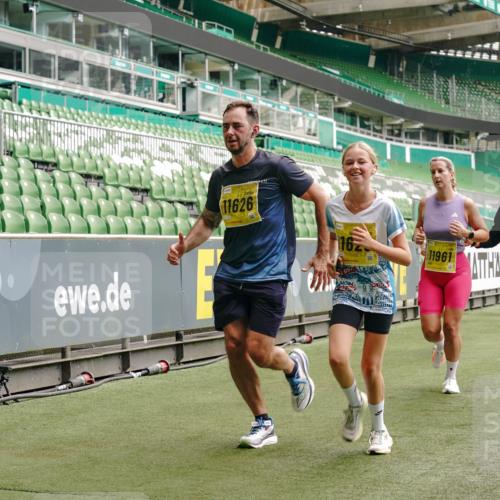 13.09.2026 - 21. swb-Marathon Bremen Michael Burmester http://msf.ph/oto/10449969 13.09.2026 10:30:52 Laufen im Stadion 10141, 10146, 10162, 10174, 10193, 10218, 10222, 10227, 10233, 10253, 10281, 10284, 10304, 10334, 10339, 10359, 10392, 10448, 10452, 10467, 10471, 10478, 10479, 10515, 10529, 10555, 10577, 10579, 10585, 10588, 10589, 10610, 10626, 10641, 10652, 10684, 10685, 10708, 10714, 10734, 10757, 10761, 10764, 10765, 10780, 10808, 10821, 10822, 10825, 10827, 10837, 10838, 10862, 10863, 10884, 10886, 10887, 10906, 10984, 11002, 11038, 11350, 11379 meine-sportfotos.de