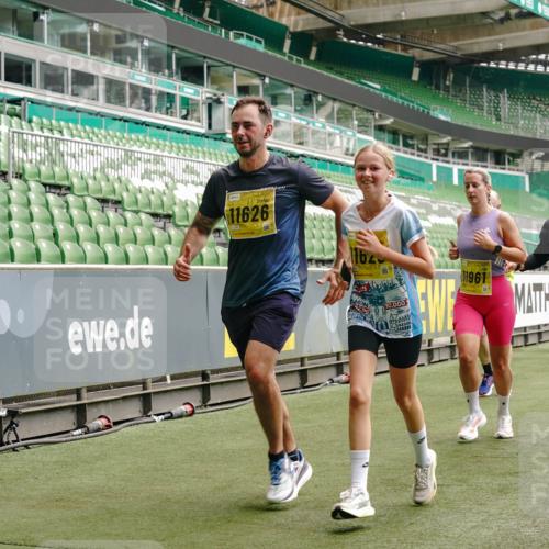 13.09.2026 - 21. swb-Marathon Bremen Michael Burmester http://msf.ph/oto/10449988 13.09.2026 10:30:52 Laufen im Stadion 10141, 10146, 10162, 10174, 10193, 10218, 10222, 10227, 10233, 10253, 10281, 10284, 10304, 10334, 10339, 10359, 10392, 10448, 10452, 10467, 10471, 10478, 10479, 10515, 10529, 10555, 10577, 10579, 10585, 10588, 10589, 10610, 10626, 10641, 10652, 10684, 10685, 10708, 10714, 10734, 10757, 10761, 10764, 10765, 10780, 10808, 10821, 10822, 10825, 10827, 10837, 10838, 10862, 10863, 10884, 10886, 10887, 10906, 10984, 11002, 11038, 11350, 11379 meine-sportfotos.de