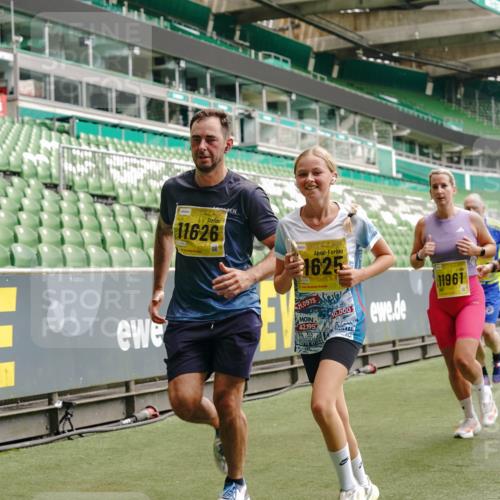 13.09.2026 - 21. swb-Marathon Bremen Michael Burmester http://msf.ph/oto/10450039 13.09.2026 10:30:52 Laufen im Stadion 10141, 10146, 10162, 10174, 10193, 10218, 10222, 10227, 10233, 10253, 10281, 10284, 10304, 10334, 10339, 10359, 10392, 10448, 10452, 10467, 10471, 10478, 10479, 10515, 10529, 10555, 10577, 10579, 10585, 10588, 10589, 10610, 10626, 10641, 10652, 10684, 10685, 10708, 10714, 10734, 10757, 10761, 10764, 10765, 10780, 10808, 10821, 10822, 10825, 10827, 10837, 10838, 10862, 10863, 10884, 10886, 10887, 10906, 10984, 11002, 11038, 11350, 11379 meine-sportfotos.de