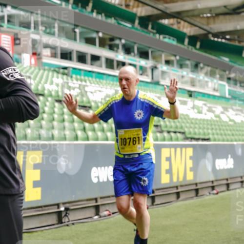 13.09.2026 - 21. swb-Marathon Bremen Michael Burmester http://msf.ph/oto/10450105 13.09.2026 10:30:54 Laufen im Stadion 10141, 10146, 10162, 10174, 10193, 10218, 10222, 10227, 10233, 10253, 10281, 10284, 10304, 10334, 10339, 10359, 10392, 10448, 10452, 10467, 10471, 10478, 10479, 10515, 10529, 10555, 10577, 10579, 10585, 10588, 10589, 10610, 10626, 10641, 10652, 10684, 10685, 10704, 10708, 10714, 10734, 10757, 10761, 10764, 10765, 10780, 10808, 10821, 10822, 10825, 10827, 10837, 10838, 10862, 10863, 10884, 10886, 10887, 10906, 10984, 11002, 11038, 11350, 11379 meine-sportfotos.de