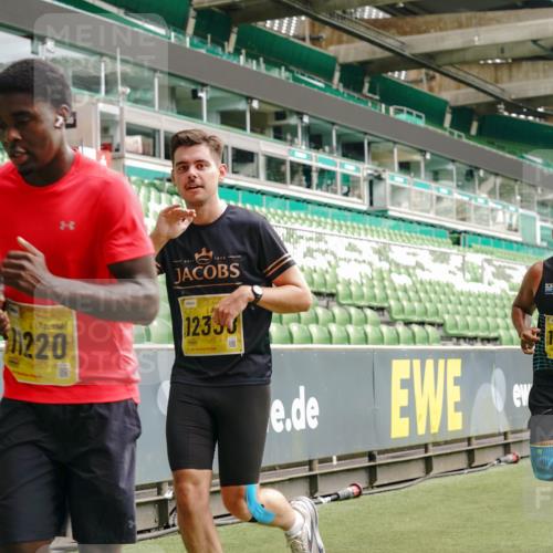 13.09.2026 - 21. swb-Marathon Bremen Michael Burmester http://msf.ph/oto/10450760 13.09.2026 10:31:12 Laufen im Stadion 10141, 10146, 10174, 10193, 10222, 10227, 10233, 10255, 10281, 10284, 10304, 10339, 10359, 10392, 10448, 10452, 10471, 10478, 10479, 10503, 10515, 10529, 10543, 10555, 10577, 10579, 10588, 10589, 10608, 10610, 10626, 10631, 10641, 10652, 10684, 10685, 10704, 10708, 10714, 10725, 10734, 10757, 10761, 10764, 10765, 10780, 10808, 10821, 10822, 10827, 10837, 10838, 10862, 10863, 10884, 10886, 10887, 10906, 10984, 11002, 11038, 11350, 11379 meine-sportfotos.de