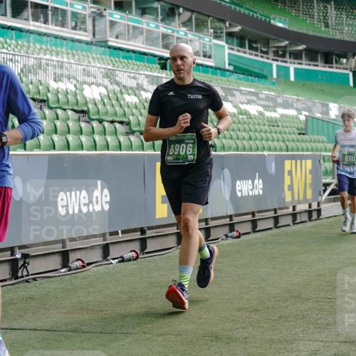 13.09.2026 - 21. swb-Marathon Bremen Michael Burmester http://msf.ph/oto/10451240 13.09.2026 12:49:37 Laufen im Stadion 382, 469, 524, 572, 663, 670, 779, 826, 899, 1349, 1513, 1517, 1605, 1723, 1748, 1872, 1925, 2052, 2130, 2287, 2288, 2291, 2347, 2360, 2605, 2750, 2844, 2909, 3043, 3110, 3127, 3197, 3276, 3330, 3625, 3647, 3973, 4033, 4082, 4247, 4384, 4732, 4743, 4852, 4898, 4990, 5111, 5314, 5377, 5383, 5424, 5517, 5570, 5585, 5594, 5636, 5648, 6267, 6652, 6692, 6842, 6906, 6951, 7064, 7109, 7115, 7121, 7636, 7876, 8877, 8973, 8981, 9035, 9429 meine-sportfotos.de
