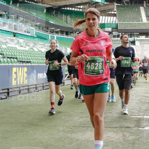 13.09.2026 - 21. swb-Marathon Bremen Michael Burmester http://msf.ph/oto/10451925 13.09.2026 13:09:51 Laufen im Stadion 164, 383, 391, 448, 532, 549, 563, 625, 813, 869, 898, 1025, 1072, 1124, 1150, 1180, 1289, 1398, 1559, 1738, 1855, 1867, 1880, 1894, 1967, 2202, 2208, 2232, 2243, 2268, 2284, 2339, 2342, 2380, 2413, 2429, 2441, 2467, 2471, 2525, 2530, 2553, 2573, 2594, 2654, 2682, 2692, 2714, 2717, 2785, 2819, 2823, 2841, 2897, 2920, 2930, 2931, 2932, 2941, 3032, 3063, 3086, 3089, 3122, 3208, 3291, 3316, 3327, 3333, 3370, 3398, 3410, 3437, 3707, 3769, 109 meine-sportfotos.de