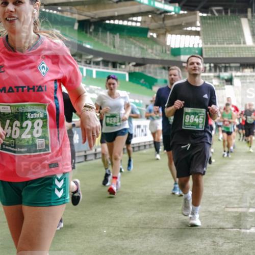 13.09.2026 - 21. swb-Marathon Bremen Michael Burmester http://msf.ph/oto/10451941 13.09.2026 13:09:52 Laufen im Stadion 164, 383, 391, 448, 532, 549, 563, 625, 813, 869, 898, 1025, 1072, 1124, 1150, 1180, 1398, 1559, 1738, 1855, 1867, 1880, 1894, 1967, 2202, 2208, 2232, 2243, 2268, 2284, 2339, 2342, 2380, 2413, 2429, 2441, 2467, 2471, 2525, 2530, 2553, 2573, 2594, 2654, 2682, 2692, 2714, 2717, 2785, 2819, 2823, 2841, 2897, 2920, 2930, 2931, 2932, 2941, 3032, 3063, 3086, 3089, 3122, 3208, 3291, 3316, 3327, 3333, 3370, 3398, 3410, 3437, 3707, 3769, 109 meine-sportfotos.de