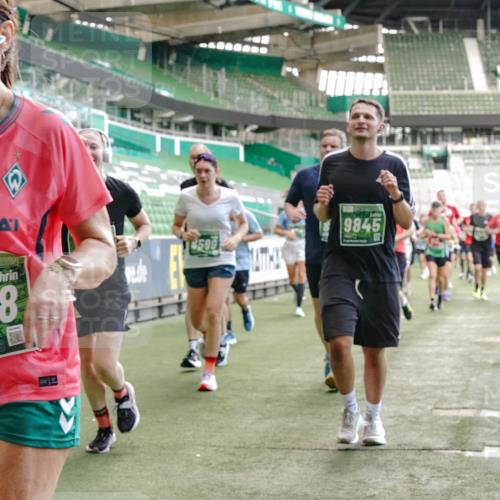 13.09.2026 - 21. swb-Marathon Bremen Michael Burmester http://msf.ph/oto/10451954 13.09.2026 13:09:52 Laufen im Stadion 164, 383, 391, 448, 532, 549, 563, 625, 813, 869, 898, 1025, 1072, 1124, 1150, 1180, 1398, 1559, 1738, 1855, 1867, 1880, 1894, 1967, 2202, 2208, 2232, 2243, 2268, 2284, 2339, 2342, 2380, 2413, 2429, 2441, 2467, 2471, 2525, 2530, 2553, 2573, 2594, 2654, 2682, 2692, 2714, 2717, 2785, 2819, 2823, 2841, 2897, 2920, 2930, 2931, 2932, 2941, 3032, 3063, 3086, 3089, 3122, 3208, 3291, 3316, 3327, 3333, 3370, 3398, 3410, 3437, 3707, 3769, 109 meine-sportfotos.de