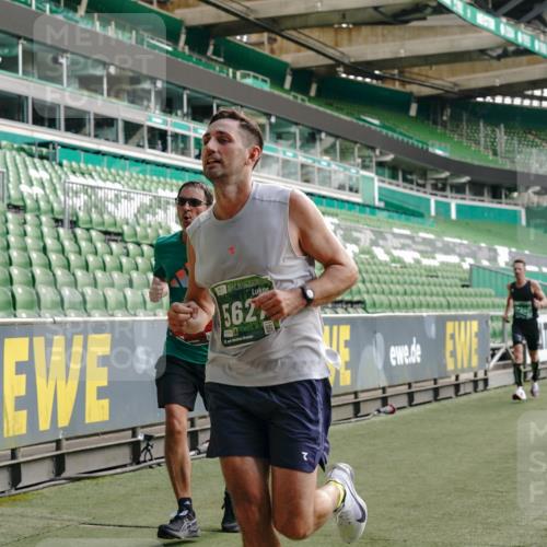 13.09.2026 - 21. swb-Marathon Bremen Michael Burmester http://msf.ph/oto/10452070 13.09.2026 12:50:27 Laufen im Stadion 335, 469, 524, 663, 670, 771, 779, 899, 1510, 1513, 1517, 1605, 1613, 1723, 1748, 1970, 1998, 2052, 2130, 2288, 2291, 2295, 2347, 2360, 2442, 2444, 2750, 2909, 3043, 3197, 3330, 3484, 3625, 3647, 3808, 3959, 3973, 4023, 4033, 4247, 4368, 4384, 4473, 4559, 4743, 4852, 4888, 4990, 5066, 5111, 5155, 5314, 5377, 5383, 5521, 5532, 5570, 5585, 5594, 5620, 5627, 5636, 5648, 5696, 6267, 6274, 6471, 6652, 6668, 6692, 6842, 6901, 6906, 7109, 7115, 7121, 8033, 8798 meine-sportfotos.de