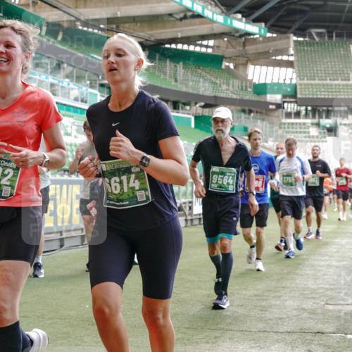 13.09.2026 - 21. swb-Marathon Bremen Michael Burmester http://msf.ph/oto/10452581 13.09.2026 13:10:05 Laufen im Stadion 164, 373, 383, 391, 448, 532, 549, 563, 581, 625, 813, 869, 898, 1025, 1072, 1150, 1180, 1398, 1738, 1855, 1867, 1880, 1894, 1967, 2202, 2208, 2232, 2243, 2268, 2284, 2333, 2339, 2342, 2413, 2429, 2432, 2441, 2471, 2525, 2530, 2553, 2573, 2594, 2654, 2682, 2692, 2714, 2717, 2784, 2785, 2819, 2823, 2920, 2931, 2932, 2941, 3026, 3032, 3063, 3086, 3089, 3122, 3174, 3207, 3208, 3291, 3316, 3327, 3333, 3370, 3398, 3410, 3437, 3470, 3707, 3769, 109 meine-sportfotos.de