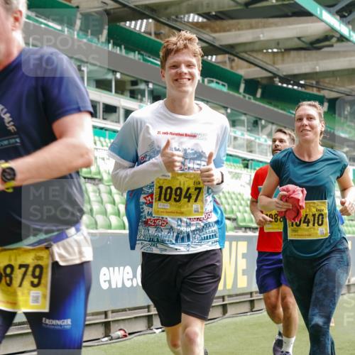 13.09.2026 - 21. swb-Marathon Bremen Michael Burmester http://msf.ph/oto/10455409 13.09.2026 10:32:47 Laufen im Stadion 10067, 10078, 10146, 10166, 10184, 10203, 10211, 10222, 10226, 10243, 10246, 10249, 10255, 10256, 10300, 10322, 10365, 10372, 10374, 10379, 10383, 10394, 10408, 10410, 10423, 10443, 10471, 10478, 10486, 10494, 10503, 10517, 10518, 10529, 10530, 10540, 10543, 10550, 10555, 10565, 10579, 10589, 10608, 10610, 10626, 10631, 10646, 10670, 10673, 10675, 10687, 10690, 10703, 10704, 10707, 10708, 10721, 10725, 10728, 10745, 10749, 10750, 10771, 10788, 10794, 10809 meine-sportfotos.de