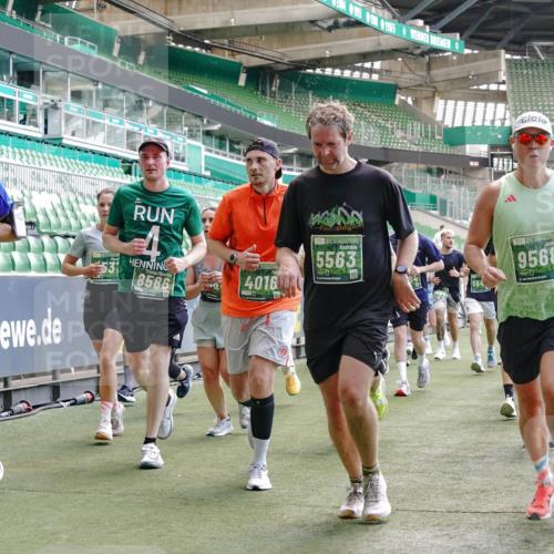 13.09.2026 - 21. swb-Marathon Bremen Michael Burmester http://msf.ph/oto/10455483 13.09.2026 13:10:59 Laufen im Stadion 164, 265, 373, 448, 581, 703, 869, 984, 1113, 1180, 1738, 1851, 1855, 1867, 1894, 1936, 1952, 1967, 2202, 2232, 2268, 2281, 2284, 2299, 2330, 2333, 2339, 2342, 2353, 2432, 2443, 2525, 2530, 2531, 2553, 2573, 2589, 2594, 2654, 2659, 2669, 2682, 2714, 2717, 2784, 2785, 2804, 2819, 2822, 2836, 2907, 2920, 2932, 2976, 3026, 3027, 3032, 3063, 3079, 3082, 3086, 3089, 3122, 3159, 3174, 3207, 3208, 3291, 3328, 3352, 3370, 3398, 3409, 3410, 3470, 3549, 3769, 551 meine-sportfotos.de