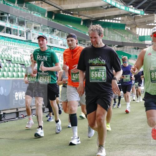 13.09.2026 - 21. swb-Marathon Bremen Michael Burmester http://msf.ph/oto/10455530 13.09.2026 13:10:59 Laufen im Stadion 164, 265, 373, 448, 581, 703, 869, 984, 1113, 1180, 1738, 1851, 1855, 1867, 1894, 1936, 1952, 1967, 2202, 2232, 2268, 2281, 2284, 2299, 2330, 2333, 2339, 2342, 2353, 2432, 2443, 2525, 2530, 2531, 2553, 2573, 2589, 2594, 2654, 2659, 2669, 2682, 2714, 2717, 2784, 2785, 2804, 2819, 2822, 2836, 2907, 2920, 2932, 2976, 3026, 3027, 3032, 3063, 3079, 3082, 3086, 3089, 3122, 3159, 3174, 3207, 3208, 3291, 3328, 3352, 3370, 3398, 3409, 3410, 3470, 3549, 3769, 551 meine-sportfotos.de