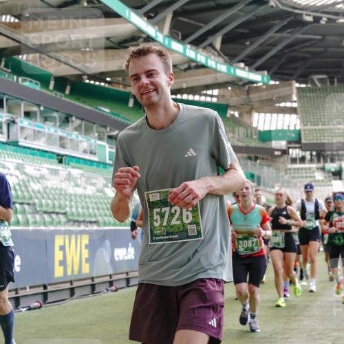 13.09.2026 - 21. swb-Marathon Bremen Michael Burmester http://msf.ph/oto/10456244 13.09.2026 13:11:13 Laufen im Stadion 265, 373, 448, 581, 703, 843, 869, 984, 1113, 1180, 1435, 1738, 1849, 1851, 1855, 1867, 1894, 1936, 1952, 1967, 2202, 2248, 2268, 2281, 2284, 2299, 2330, 2333, 2339, 2342, 2353, 2375, 2426, 2432, 2443, 2530, 2531, 2553, 2589, 2654, 2659, 2669, 2673, 2682, 2714, 2717, 2784, 2785, 2804, 2819, 2822, 2836, 2850, 2907, 2920, 2932, 2976, 3026, 3027, 3063, 3079, 3082, 3086, 3089, 3122, 3159, 3174, 3207, 3208, 3291, 3328, 3349, 3352, 3370, 3409, 3410, 3470, 3549, 551 meine-sportfotos.de