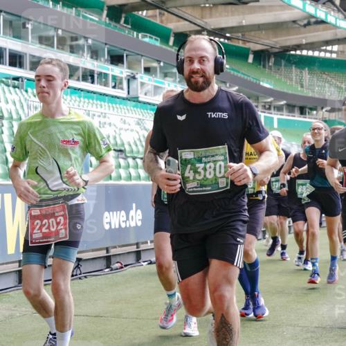 13.09.2026 - 21. swb-Marathon Bremen Michael Burmester http://msf.ph/oto/10456884 13.09.2026 13:11:24 Laufen im Stadion 265, 373, 581, 703, 843, 984, 1113, 1226, 1435, 1738, 1849, 1851, 1855, 1867, 1894, 1936, 1952, 1967, 2202, 2248, 2268, 2281, 2284, 2299, 2330, 2333, 2339, 2342, 2353, 2375, 2377, 2398, 2426, 2432, 2443, 2530, 2531, 2553, 2589, 2654, 2659, 2669, 2673, 2682, 2714, 2784, 2785, 2804, 2819, 2822, 2836, 2850, 2907, 2932, 2976, 3026, 3027, 3079, 3082, 3089, 3122, 3159, 3174, 3207, 3208, 3308, 3328, 3349, 3352, 3370, 3409, 3410, 3470, 3549, 551 meine-sportfotos.de