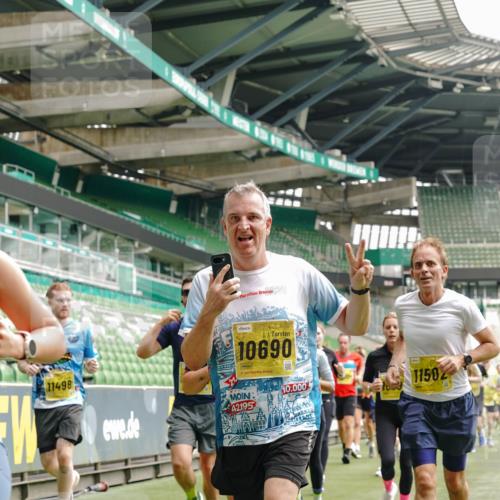 13.09.2026 - 21. swb-Marathon Bremen Michael Burmester http://msf.ph/oto/10458399 13.09.2026 10:33:46 Laufen im Stadion 10018, 10067, 10078, 10166, 10177, 10184, 10203, 10211, 10226, 10236, 10240, 10243, 10249, 10254, 10256, 10297, 10300, 10322, 10355, 10356, 10365, 10372, 10374, 10379, 10383, 10394, 10408, 10415, 10423, 10428, 10460, 10486, 10494, 10530, 10550, 10565, 10578, 10604, 10668, 10669, 10670, 10673, 10675, 10687, 10691, 10699, 10700, 10707, 10721, 10728, 10745, 10749, 10750, 10771, 10772, 10787, 10788, 10794, 10809, 10828, 10857, 10914, 11126, 11162, 11343 meine-sportfotos.de