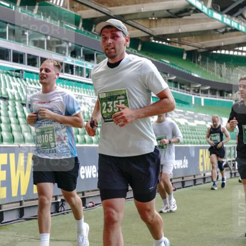 13.09.2026 - 21. swb-Marathon Bremen Michael Burmester http://msf.ph/oto/10458619 13.09.2026 13:11:50 Laufen im Stadion 118, 265, 373, 514, 581, 703, 843, 984, 1113, 1226, 1286, 1334, 1435, 1738, 1849, 1851, 1894, 1936, 1952, 1967, 2248, 2281, 2284, 2299, 2330, 2333, 2336, 2342, 2353, 2375, 2377, 2398, 2426, 2432, 2443, 2505, 2531, 2589, 2654, 2659, 2669, 2673, 2682, 2784, 2804, 2815, 2819, 2822, 2836, 2850, 2895, 2907, 2932, 2963, 2966, 2976, 3026, 3027, 3079, 3082, 3143, 3155, 3159, 3174, 3207, 3208, 3308, 3328, 3349, 3352, 3370, 3409, 3410, 3470, 3549, 551 meine-sportfotos.de