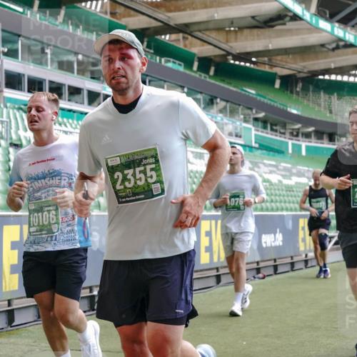 13.09.2026 - 21. swb-Marathon Bremen Michael Burmester http://msf.ph/oto/10458670 13.09.2026 13:11:50 Laufen im Stadion 118, 265, 373, 514, 581, 703, 843, 984, 1113, 1226, 1286, 1334, 1435, 1738, 1849, 1851, 1894, 1936, 1952, 1967, 2248, 2281, 2284, 2299, 2330, 2333, 2336, 2342, 2353, 2375, 2377, 2398, 2426, 2432, 2443, 2505, 2531, 2589, 2654, 2659, 2669, 2673, 2682, 2784, 2804, 2815, 2819, 2822, 2836, 2850, 2895, 2907, 2932, 2963, 2966, 2976, 3026, 3027, 3079, 3082, 3143, 3155, 3159, 3174, 3207, 3208, 3308, 3328, 3349, 3352, 3370, 3409, 3410, 3470, 3549, 551 meine-sportfotos.de