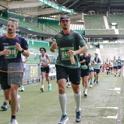 13.09.2026 - 21. swb-Marathon Bremen Michael Burmester http://msf.ph/oto/10458897 13.09.2026 13:11:52 Laufen im Stadion 118, 265, 373, 514, 581, 703, 843, 984, 1113, 1226, 1286, 1334, 1435, 1738, 1849, 1851, 1894, 1936, 1952, 1967, 2248, 2281, 2284, 2299, 2330, 2333, 2336, 2342, 2353, 2375, 2377, 2398, 2426, 2432, 2443, 2505, 2531, 2589, 2654, 2659, 2669, 2673, 2765, 2784, 2804, 2815, 2819, 2822, 2836, 2850, 2895, 2907, 2932, 2963, 2966, 2976, 3026, 3027, 3079, 3082, 3143, 3155, 3159, 3174, 3207, 3208, 3308, 3328, 3349, 3352, 3370, 3409, 3410, 3470, 3549, 551 meine-sportfotos.de