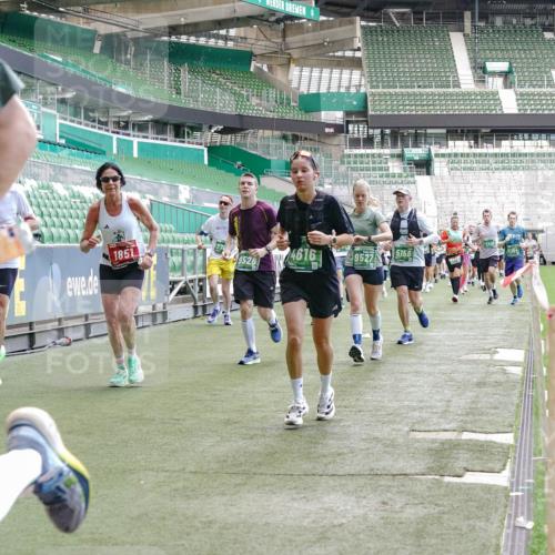 13.09.2026 - 21. swb-Marathon Bremen Michael Burmester http://msf.ph/oto/10458996 13.09.2026 13:11:53 Laufen im Stadion 118, 265, 373, 514, 581, 703, 843, 984, 1113, 1226, 1286, 1334, 1435, 1738, 1849, 1851, 1894, 1936, 1952, 1967, 2248, 2281, 2284, 2299, 2330, 2333, 2336, 2342, 2353, 2375, 2377, 2398, 2426, 2432, 2443, 2505, 2531, 2589, 2654, 2659, 2669, 2673, 2765, 2784, 2804, 2815, 2819, 2822, 2836, 2850, 2895, 2907, 2932, 2963, 2966, 2976, 3026, 3027, 3079, 3082, 3143, 3155, 3159, 3174, 3207, 3208, 3308, 3328, 3349, 3352, 3370, 3409, 3470, 3549, 551 meine-sportfotos.de