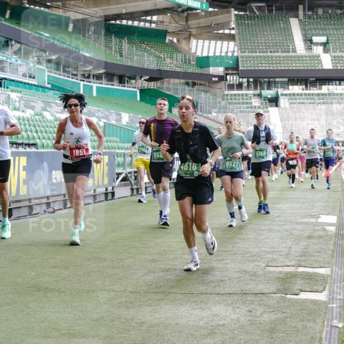 13.09.2026 - 21. swb-Marathon Bremen Michael Burmester http://msf.ph/oto/10459049 13.09.2026 13:11:53 Laufen im Stadion 118, 265, 373, 514, 581, 703, 843, 984, 1113, 1226, 1286, 1334, 1435, 1738, 1849, 1851, 1894, 1936, 1952, 1967, 2248, 2281, 2284, 2299, 2330, 2333, 2336, 2342, 2353, 2375, 2377, 2398, 2426, 2432, 2443, 2505, 2531, 2589, 2654, 2659, 2669, 2673, 2765, 2784, 2804, 2815, 2819, 2822, 2836, 2850, 2895, 2907, 2932, 2963, 2966, 2976, 3026, 3027, 3079, 3082, 3143, 3155, 3159, 3174, 3207, 3208, 3308, 3328, 3349, 3352, 3370, 3409, 3470, 3549, 551 meine-sportfotos.de