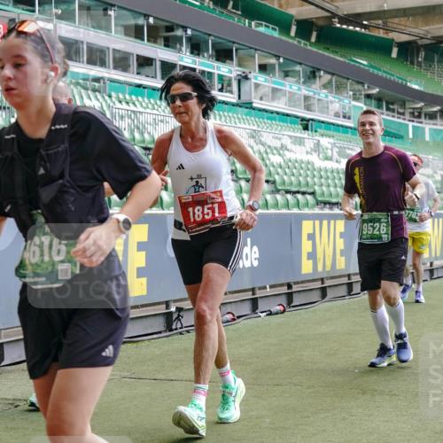 13.09.2026 - 21. swb-Marathon Bremen Michael Burmester http://msf.ph/oto/10459206 13.09.2026 13:11:56 Laufen im Stadion 118, 265, 373, 514, 581, 703, 843, 984, 1113, 1226, 1286, 1334, 1435, 1738, 1849, 1851, 1936, 1952, 1967, 2005, 2248, 2281, 2299, 2330, 2333, 2336, 2342, 2353, 2375, 2377, 2398, 2426, 2432, 2443, 2505, 2531, 2589, 2654, 2659, 2669, 2673, 2765, 2784, 2804, 2815, 2819, 2822, 2836, 2850, 2895, 2907, 2963, 2966, 2975, 2976, 3026, 3027, 3079, 3082, 3143, 3155, 3159, 3174, 3207, 3208, 3308, 3328, 3349, 3352, 3370, 3409, 3434, 3470, 3549, 551 meine-sportfotos.de