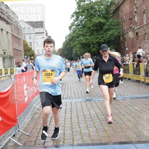 13.09.2026 - Kiel Lauf Yannick Fuchs http://msf.ph/oto/10460385 13.09.2026 09:52:27 Ziel 180, 2157, 2924, 5032, 5736, 6432, 6679, 7719, 7742, 8992, 9892, 10259, 10746, 11130, 896, 1100, 1899, 3476, 3832, 4132, 4166, 4230, 4666, 4883, 6471, 6625, 6867, 7347, 7494, 8729, 9616, 10048, 10371, 10620, 11300, 11444, 11445, 11580, 11832, 12068, 12630, 291, 918, 919, 1092, 1395, 4412, 4671, 6601, 7394, 7867, 8068, 9345, 9565, 10280, 10798, 12258, 12282, 803, 1309, 4230, 7007, 7302, 10048, 11834, 12630 meine-sportfotos.de