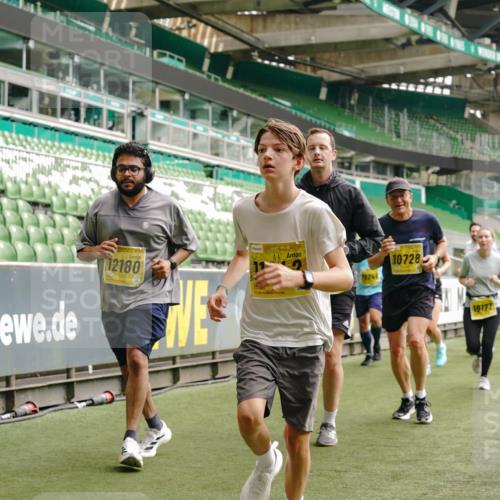 13.09.2026 - 21. swb-Marathon Bremen Michael Burmester http://msf.ph/oto/10461398 13.09.2026 10:34:27 Laufen im Stadion 10018, 10078, 10093, 10144, 10147, 10157, 10166, 10177, 10184, 10185, 10211, 10236, 10240, 10254, 10297, 10355, 10356, 10367, 10368, 10369, 10374, 10383, 10394, 10408, 10415, 10423, 10427, 10428, 10460, 10485, 10494, 10528, 10530, 10559, 10578, 10604, 10639, 10668, 10669, 10673, 10677, 10687, 10691, 10699, 10700, 10745, 10749, 10750, 10772, 10787, 10788, 10794, 10809, 10828, 10857, 10914, 10928, 11126, 11162, 11343, 11803, 11965, 10146, 10222 meine-sportfotos.de