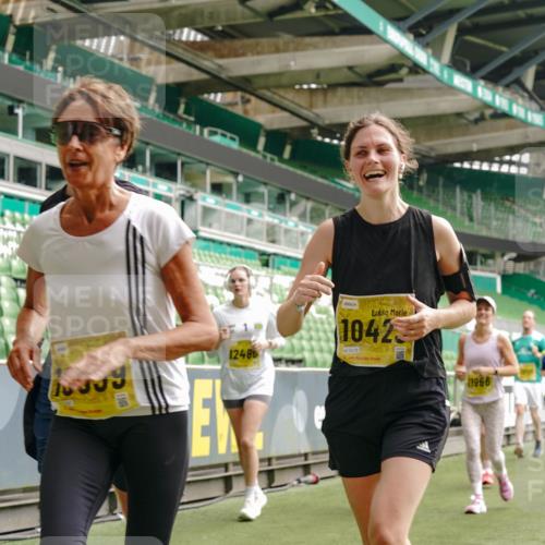 13.09.2026 - 21. swb-Marathon Bremen Michael Burmester http://msf.ph/oto/10462636 13.09.2026 10:34:42 Laufen im Stadion 10018, 10093, 10144, 10147, 10157, 10173, 10175, 10177, 10184, 10185, 10236, 10240, 10245, 10254, 10297, 10355, 10356, 10367, 10368, 10369, 10377, 10408, 10415, 10423, 10427, 10428, 10460, 10485, 10492, 10528, 10530, 10559, 10578, 10604, 10639, 10668, 10669, 10673, 10677, 10687, 10691, 10699, 10700, 10715, 10749, 10750, 10772, 10787, 10788, 10809, 10828, 10857, 10914, 10928, 11126, 11162, 11343, 11803, 11965, 10146, 10222 meine-sportfotos.de