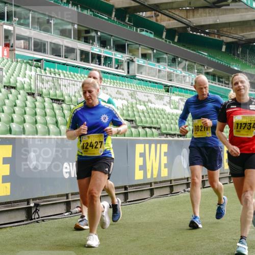 13.09.2026 - 21. swb-Marathon Bremen Michael Burmester http://msf.ph/oto/10462956 13.09.2026 10:34:47 Laufen im Stadion 10018, 10093, 10144, 10147, 10157, 10173, 10175, 10177, 10181, 10185, 10236, 10240, 10245, 10254, 10297, 10309, 10355, 10356, 10367, 10368, 10369, 10377, 10415, 10423, 10427, 10428, 10460, 10485, 10492, 10528, 10559, 10578, 10604, 10636, 10639, 10668, 10669, 10673, 10677, 10687, 10691, 10699, 10700, 10715, 10772, 10787, 10788, 10809, 10828, 10857, 10914, 10928, 11126, 11162, 11343, 11803, 11965, 10146, 10222 meine-sportfotos.de