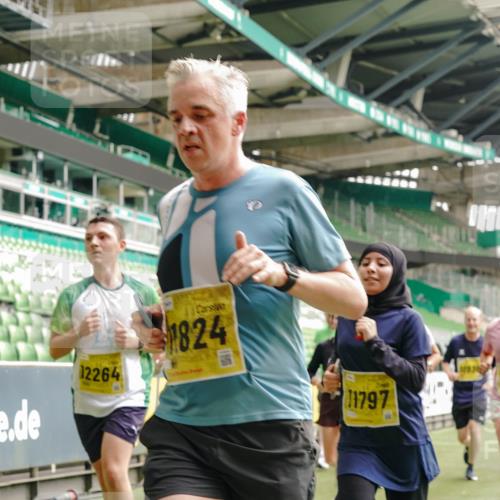 13.09.2026 - 21. swb-Marathon Bremen Michael Burmester http://msf.ph/oto/10463294 13.09.2026 10:34:53 Laufen im Stadion 10018, 10093, 10144, 10147, 10157, 10173, 10175, 10177, 10181, 10185, 10236, 10240, 10245, 10254, 10297, 10309, 10355, 10356, 10367, 10368, 10369, 10377, 10415, 10423, 10427, 10428, 10460, 10485, 10492, 10528, 10559, 10578, 10604, 10636, 10639, 10668, 10669, 10677, 10687, 10691, 10699, 10700, 10715, 10772, 10787, 10788, 10809, 10828, 10857, 10914, 10928, 11126, 11162, 11343, 11803, 11965, 10146, 10222 meine-sportfotos.de