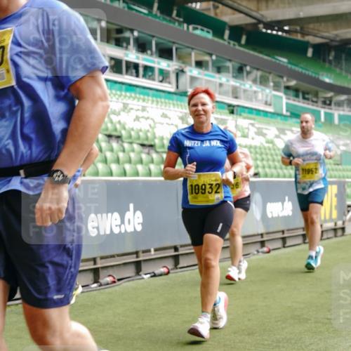 13.09.2026 - 21. swb-Marathon Bremen Michael Burmester http://msf.ph/oto/10464371 13.09.2026 10:35:10 Laufen im Stadion 10093, 10144, 10147, 10152, 10157, 10173, 10175, 10177, 10181, 10182, 10185, 10195, 10240, 10245, 10254, 10306, 10309, 10355, 10356, 10357, 10367, 10368, 10369, 10377, 10409, 10415, 10427, 10460, 10473, 10477, 10485, 10492, 10528, 10559, 10604, 10617, 10636, 10639, 10668, 10669, 10671, 10672, 10677, 10691, 10699, 10700, 10715, 10772, 10787, 10828, 10857, 10914, 10928, 11126, 11162, 11343, 11803, 11965, 10146, 10222 meine-sportfotos.de