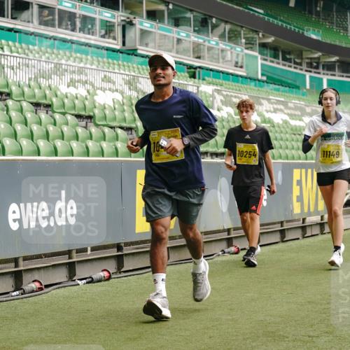 13.09.2026 - 21. swb-Marathon Bremen Michael Burmester http://msf.ph/oto/10465897 13.09.2026 10:35:32 Laufen im Stadion 10093, 10144, 10147, 10152, 10157, 10160, 10173, 10175, 10181, 10182, 10185, 10187, 10195, 10245, 10251, 10254, 10263, 10272, 10275, 10291, 10306, 10309, 10356, 10357, 10367, 10368, 10369, 10377, 10382, 10409, 10415, 10420, 10427, 10439, 10460, 10473, 10477, 10481, 10485, 10492, 10528, 10559, 10560, 10607, 10617, 10636, 10639, 10669, 10671, 10672, 10677, 10700, 10715, 10828, 10914, 10928, 11126, 11162, 11343, 11803, 11965, 10146, 10222 meine-sportfotos.de