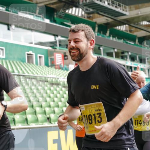 13.09.2026 - 21. swb-Marathon Bremen Michael Burmester http://msf.ph/oto/10466716 13.09.2026 10:35:43 Laufen im Stadion 10093, 10144, 10147, 10152, 10157, 10160, 10173, 10175, 10181, 10182, 10185, 10187, 10195, 10245, 10251, 10263, 10272, 10275, 10278, 10291, 10306, 10309, 10338, 10356, 10357, 10367, 10368, 10369, 10377, 10382, 10403, 10409, 10411, 10420, 10427, 10439, 10473, 10477, 10481, 10485, 10492, 10528, 10531, 10559, 10560, 10569, 10607, 10617, 10636, 10639, 10669, 10671, 10672, 10677, 10715, 10828, 10914, 10928, 11162, 11343, 11803, 11965, 10146, 10222 meine-sportfotos.de