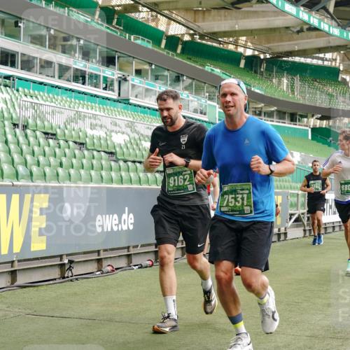 13.09.2026 - 21. swb-Marathon Bremen Michael Burmester http://msf.ph/oto/10467640 13.09.2026 12:57:20 Laufen im Stadion 307, 334, 431, 465, 769, 776, 789, 790, 857, 876, 909, 926, 948, 1010, 1130, 1191, 1199, 1254, 1535, 1601, 1750, 1752, 1809, 1881, 1900, 1972, 2001, 2040, 2046, 2051, 2075, 2260, 2324, 2371, 2397, 2402, 2423, 2473, 2493, 2535, 2634, 2640, 2671, 2761, 2812, 2903, 2904, 2948, 3051, 3078, 3119, 3138, 3182, 3186, 3202, 3290, 3319, 3348, 3411, 3450, 3458, 3508, 3514, 3534, 3634, 3655, 3685, 3690, 3695, 3760, 3813, 3866, 3939, 4101, 4171, 4316, 4319, 4455, 4479 meine-sportfotos.de