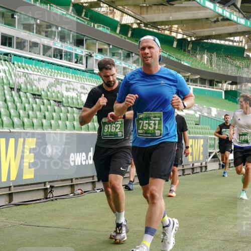 13.09.2026 - 21. swb-Marathon Bremen Michael Burmester http://msf.ph/oto/10467674 13.09.2026 12:57:20 Laufen im Stadion 307, 334, 431, 465, 769, 776, 789, 790, 857, 876, 909, 926, 948, 1010, 1130, 1191, 1199, 1254, 1535, 1601, 1750, 1752, 1809, 1881, 1900, 1972, 2001, 2040, 2046, 2051, 2075, 2260, 2324, 2371, 2397, 2402, 2423, 2473, 2493, 2535, 2634, 2640, 2671, 2761, 2812, 2903, 2904, 2948, 3051, 3078, 3119, 3138, 3182, 3186, 3202, 3290, 3319, 3348, 3411, 3450, 3458, 3508, 3514, 3534, 3634, 3655, 3685, 3690, 3695, 3760, 3813, 3866, 3939, 4101, 4171, 4316, 4319, 4455, 4479 meine-sportfotos.de
