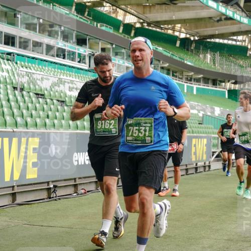 13.09.2026 - 21. swb-Marathon Bremen Michael Burmester http://msf.ph/oto/10467686 13.09.2026 12:57:21 Laufen im Stadion 307, 334, 431, 465, 769, 776, 789, 790, 857, 876, 909, 926, 948, 1010, 1119, 1130, 1191, 1199, 1254, 1535, 1601, 1750, 1752, 1809, 1881, 1900, 1972, 2001, 2040, 2046, 2051, 2075, 2260, 2324, 2371, 2397, 2402, 2423, 2473, 2493, 2535, 2634, 2640, 2671, 2761, 2812, 2903, 2904, 2948, 3051, 3078, 3119, 3138, 3182, 3186, 3202, 3290, 3319, 3348, 3411, 3450, 3458, 3508, 3514, 3534, 3634, 3655, 3685, 3690, 3695, 3760, 3813, 3866, 3939, 4101, 4171, 4316, 4319, 4455, 4479 meine-sportfotos.de