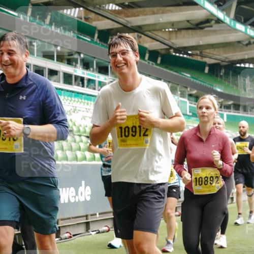 13.09.2026 - 21. swb-Marathon Bremen Michael Burmester http://msf.ph/oto/10471996 13.09.2026 10:37:12 Laufen im Stadion 10090, 10091, 10092, 10150, 10152, 10153, 10154, 10160, 10186, 10187, 10198, 10237, 10251, 10257, 10263, 10272, 10273, 10274, 10275, 10278, 10283, 10291, 10296, 10306, 10315, 10323, 10327, 10331, 10332, 10338, 10357, 10370, 10375, 10376, 10382, 10390, 10403, 10411, 10420, 10429, 10432, 10439, 10444, 10473, 10481, 10488, 10497, 10500, 10516, 10531, 10560, 10569, 10598, 10607, 10613, 10633, 10647, 10648, 10654, 10659, 10663, 10671, 10672, 10674 meine-sportfotos.de