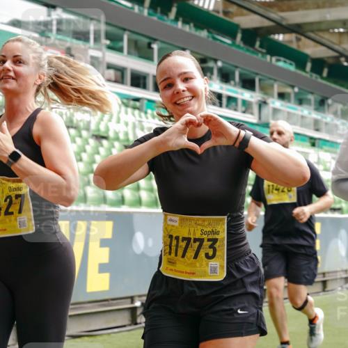 13.09.2026 - 21. swb-Marathon Bremen Michael Burmester http://msf.ph/oto/10472123 13.09.2026 10:37:15 Laufen im Stadion 10090, 10091, 10092, 10150, 10152, 10153, 10154, 10160, 10186, 10187, 10190, 10198, 10237, 10251, 10257, 10263, 10272, 10273, 10274, 10275, 10278, 10283, 10291, 10296, 10306, 10315, 10323, 10327, 10331, 10332, 10338, 10357, 10370, 10375, 10376, 10382, 10390, 10403, 10411, 10420, 10429, 10432, 10439, 10444, 10473, 10481, 10488, 10497, 10500, 10516, 10531, 10560, 10569, 10598, 10607, 10613, 10633, 10647, 10648, 10654, 10659, 10663, 10671, 10672, 10674 meine-sportfotos.de