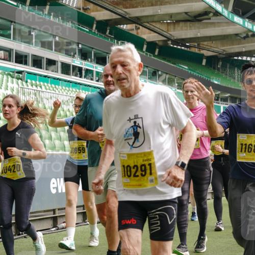 13.09.2026 - 21. swb-Marathon Bremen Michael Burmester http://msf.ph/oto/10474752 13.09.2026 10:38:27 Laufen im Stadion 10090, 10091, 10135, 10139, 10150, 10168, 10188, 10190, 10204, 10205, 10238, 10259, 10260, 10273, 10274, 10283, 10305, 10315, 10323, 10327, 10360, 10363, 10364, 10370, 10375, 10376, 10378, 10404, 10432, 10444, 10457, 10465, 10469, 10488, 10505, 10510, 10511, 10516, 10526, 10595, 10598, 10630, 10645, 10654, 10661, 10663, 10664, 10674, 10681, 10682, 10686, 10695, 10697, 10802, 10823 meine-sportfotos.de