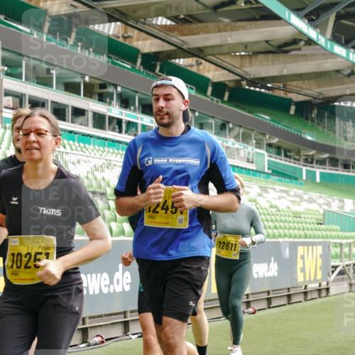 13.09.2026 - 21. swb-Marathon Bremen Michael Burmester http://msf.ph/oto/10475351 13.09.2026 10:38:44 Laufen im Stadion 10090, 10091, 10135, 10138, 10139, 10150, 10168, 10188, 10190, 10204, 10205, 10217, 10229, 10238, 10259, 10260, 10273, 10274, 10279, 10283, 10305, 10314, 10315, 10323, 10360, 10363, 10364, 10370, 10375, 10376, 10378, 10404, 10432, 10457, 10465, 10469, 10488, 10493, 10505, 10510, 10511, 10526, 10576, 10595, 10598, 10609, 10619, 10630, 10645, 10654, 10661, 10662, 10664, 10674, 10681, 10682, 10686, 10695, 10697, 10802, 10823 meine-sportfotos.de