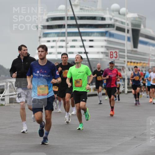 13.09.2026 - Kiel Lauf Andreas Tolksdorf http://msf.ph/oto/10475434 13.09.2026 11:47:45 Kiellinie 8501, 7003, 103, 993, 3 meine-sportfotos.de