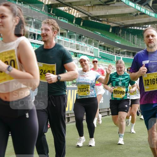 13.09.2026 - 21. swb-Marathon Bremen Michael Burmester http://msf.ph/oto/10475748 13.09.2026 10:38:59 Laufen im Stadion 10090, 10091, 10135, 10138, 10139, 10168, 10188, 10190, 10204, 10205, 10217, 10229, 10238, 10259, 10260, 10273, 10274, 10279, 10280, 10283, 10305, 10314, 10323, 10360, 10363, 10364, 10370, 10375, 10376, 10378, 10404, 10432, 10457, 10465, 10469, 10488, 10493, 10501, 10505, 10510, 10511, 10526, 10556, 10576, 10595, 10609, 10616, 10619, 10630, 10645, 10654, 10660, 10661, 10662, 10664, 10681, 10682, 10686, 10695, 10697, 10712, 10743, 10802, 10823 meine-sportfotos.de