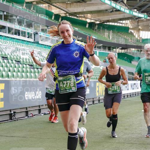 13.09.2026 - 21. swb-Marathon Bremen Michael Burmester http://msf.ph/oto/10476438 13.09.2026 13:16:59 Laufen im Stadion 134, 143, 153, 231, 267, 271, 449, 588, 598, 612, 653, 990, 1057, 1185, 1312, 1424, 1425, 1465, 1539, 1790, 1813, 1825, 1874, 1987, 2013, 2067, 2096, 2218, 2259, 2351, 2363, 2381, 2389, 2419, 2468, 2532, 2550, 2562, 2579, 2586, 2601, 2647, 2655, 2664, 2678, 2698, 2778, 2797, 2799, 2821, 2846, 2974, 2984, 2996, 3001, 3075, 3104, 3133, 3165, 3180, 3195, 3213, 3237, 3265, 3314, 3331, 3337, 3366, 3382, 3387, 3421, 3431, 3479, 3486, 3501, 3506, 3512, 3548 meine-sportfotos.de