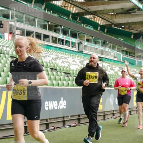 13.09.2026 - 21. swb-Marathon Bremen Michael Burmester http://msf.ph/oto/10477600 13.09.2026 10:40:00 Laufen im Stadion 10135, 10138, 10139, 10156, 10169, 10204, 10213, 10217, 10229, 10234, 10238, 10259, 10260, 10279, 10280, 10299, 10314, 10321, 10354, 10360, 10363, 10364, 10378, 10386, 10404, 10406, 10417, 10424, 10435, 10455, 10457, 10469, 10484, 10493, 10501, 10505, 10510, 10511, 10556, 10570, 10576, 10580, 10582, 10595, 10599, 10609, 10616, 10619, 10630, 10653, 10660, 10662, 10664, 10686, 10696, 10712, 10737, 10743, 10751 meine-sportfotos.de