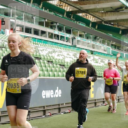 13.09.2026 - 21. swb-Marathon Bremen Michael Burmester http://msf.ph/oto/10477604 13.09.2026 10:40:00 Laufen im Stadion 10135, 10138, 10139, 10156, 10169, 10204, 10213, 10217, 10229, 10234, 10238, 10259, 10260, 10279, 10280, 10299, 10314, 10321, 10354, 10360, 10363, 10364, 10378, 10386, 10404, 10406, 10417, 10424, 10435, 10455, 10457, 10469, 10484, 10493, 10501, 10505, 10510, 10511, 10556, 10570, 10576, 10580, 10582, 10595, 10599, 10609, 10616, 10619, 10630, 10653, 10660, 10662, 10664, 10686, 10696, 10712, 10737, 10743, 10751 meine-sportfotos.de