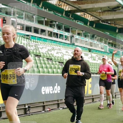 13.09.2026 - 21. swb-Marathon Bremen Michael Burmester http://msf.ph/oto/10477613 13.09.2026 10:40:00 Laufen im Stadion 10135, 10138, 10139, 10156, 10169, 10204, 10213, 10217, 10229, 10234, 10238, 10259, 10260, 10279, 10280, 10299, 10314, 10321, 10354, 10360, 10363, 10364, 10378, 10386, 10404, 10406, 10417, 10424, 10435, 10455, 10457, 10469, 10484, 10493, 10501, 10505, 10510, 10511, 10556, 10570, 10576, 10580, 10582, 10595, 10599, 10609, 10616, 10619, 10630, 10653, 10660, 10662, 10664, 10686, 10696, 10712, 10737, 10743, 10751 meine-sportfotos.de