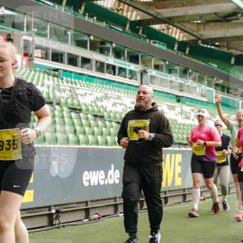 13.09.2026 - 21. swb-Marathon Bremen Michael Burmester http://msf.ph/oto/10477624 13.09.2026 10:40:00 Laufen im Stadion 10135, 10138, 10139, 10156, 10169, 10204, 10213, 10217, 10229, 10234, 10238, 10259, 10260, 10279, 10280, 10299, 10314, 10321, 10354, 10360, 10363, 10364, 10378, 10386, 10404, 10406, 10417, 10424, 10435, 10455, 10457, 10469, 10484, 10493, 10501, 10505, 10510, 10511, 10556, 10570, 10576, 10580, 10582, 10595, 10599, 10609, 10616, 10619, 10630, 10653, 10660, 10662, 10664, 10686, 10696, 10712, 10737, 10743, 10751 meine-sportfotos.de