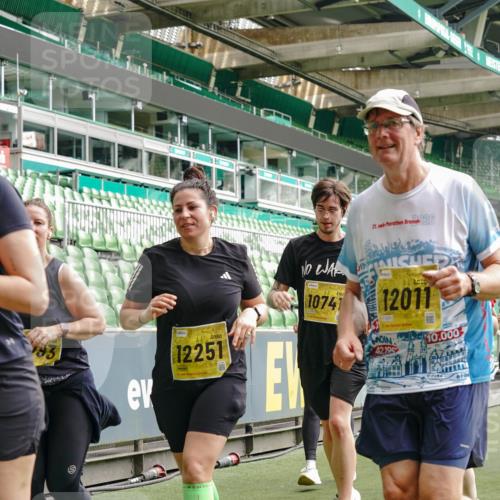 13.09.2026 - 21. swb-Marathon Bremen Michael Burmester http://msf.ph/oto/10478377 13.09.2026 10:40:23 Laufen im Stadion 10135, 10138, 10139, 10155, 10156, 10169, 10204, 10213, 10217, 10229, 10234, 10238, 10279, 10280, 10299, 10313, 10314, 10321, 10354, 10360, 10363, 10364, 10378, 10386, 10404, 10406, 10417, 10419, 10424, 10435, 10455, 10457, 10469, 10483, 10484, 10493, 10501, 10505, 10510, 10511, 10545, 10556, 10570, 10576, 10580, 10582, 10586, 10599, 10609, 10611, 10616, 10619, 10653, 10660, 10662, 10664, 10686, 10694, 10696, 10706, 10712, 10737, 10743, 10751, 10766, 10768 meine-sportfotos.de